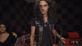 Участница рок-группы публично ебется с бас гитаристом во время репетиции