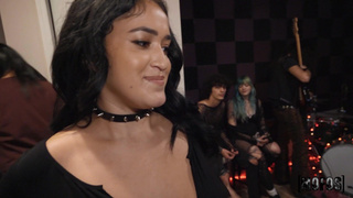 Участница рок-группы публично ебется с бас гитаристом во время репетиции