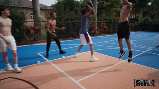 Блондинка без комплексов трахается с парнем за спиной у его друзей