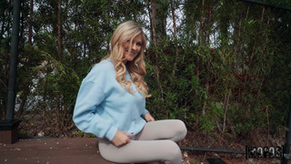 Блондинка без комплексов трахается с парнем за спиной у его друзей