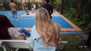 Блондинка без комплексов трахается с парнем за спиной у его друзей