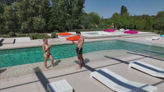 Анальный МЖМ секс у бассейна! Alexa Flexy всегда готова к двойному проникновению!