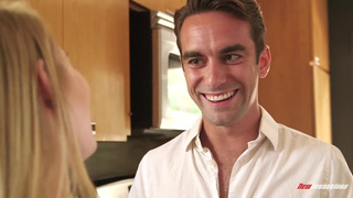 Мужик трахает в писю свою роскошную белокурую жену